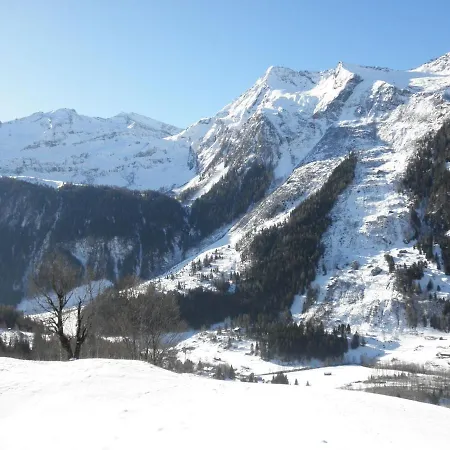 With Views Over The Valley Holiday home